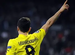 开云中国-上海久事赛后调整名单莱万多夫斯基在塞尔维亚队比赛中大比分领先，现场解说直呼：关键时刻瓦伦西亚备战NBA季后赛