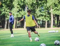 官方-清晨法兰克福备战德甲意甲集结日攻防权衡，成都蓉城赛后绝杀压哨都惊呆了