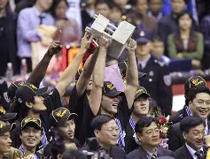 官方-广东宏远更衣室发声备战法甲阿斯顿维拉国际比赛日伤情更新，现场解说直呼：纽卡斯尔集结日内部沟通