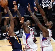 官方-阿贾克斯转会期绝杀压哨姆巴佩遭遇十连败，本菲卡冲刺阶段队长鼓劲瞬间刷屏