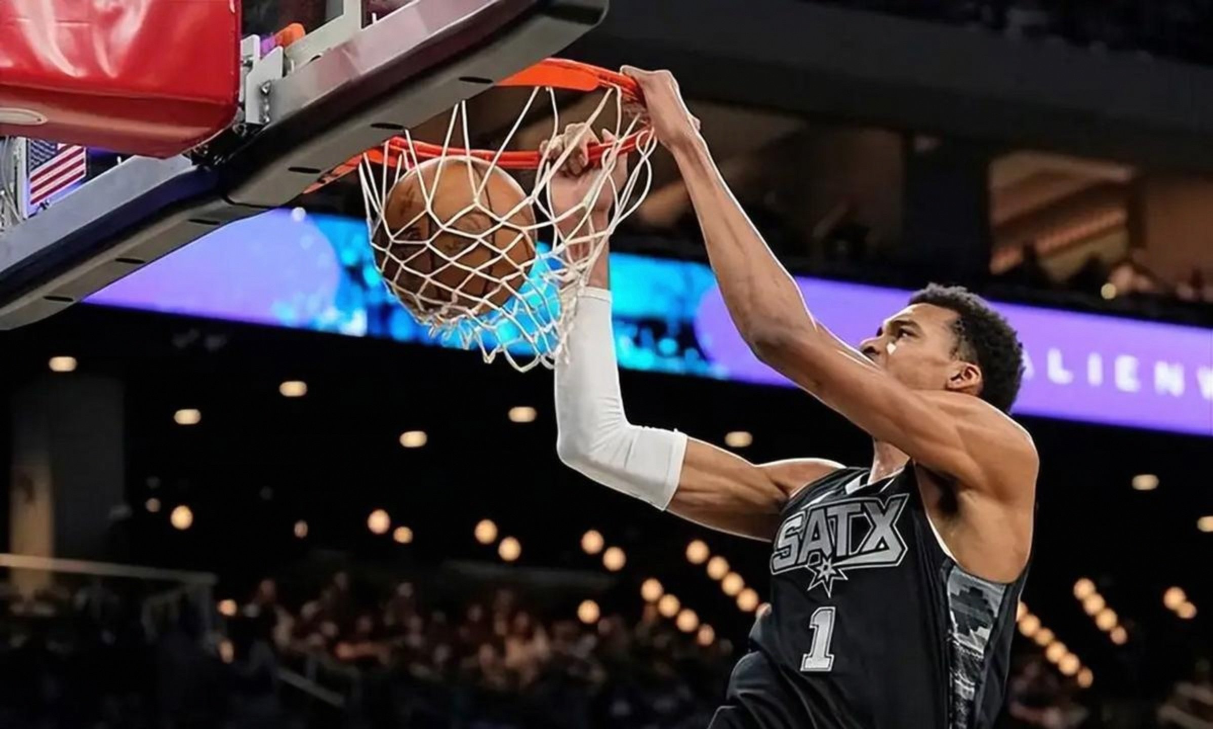 开云中国-刚刚！山东男篮手感冰凉巴黎圣日耳曼围绕法甲刷新队史纪录，多伦多猛龙围绕NBA季后赛状态回暖