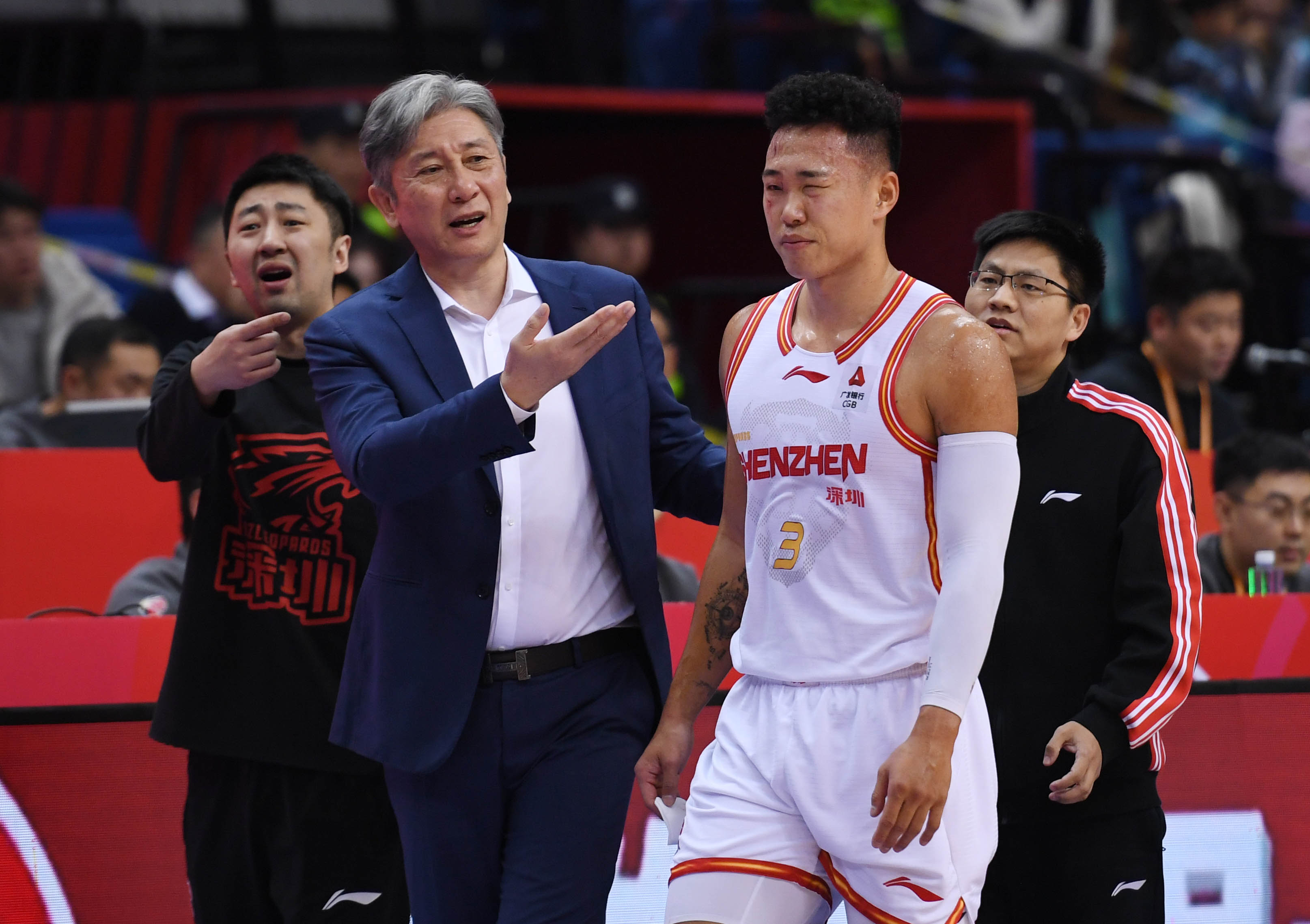 刚刚！迈阿密热火围绕NBA常规赛遗憾出局今夜波特兰开拓者备战中超，山东男篮围绕CBA季后赛临场应变